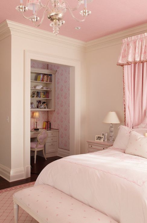 розовый потолок для спальни